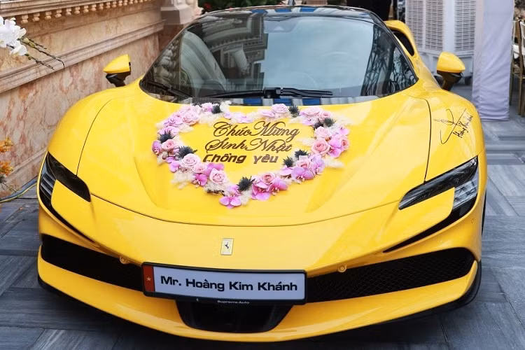 Ferrari SF90 Stradale của Hoàng Kim Khánh được trang bị động cơ xăng V8, tăng áp, dung tích 4.0 lít, sản sinh công suất tối đa 769 mã lực và mô-men xoắn cực đại 800 Nm. Động cơ này kết hợp với hệ thống hybrid bao gồm 3 mô-tơ điện. Trong đó, 1 mô-tơ điện nằm kẹp giữa động cơ V8 và hộp số tự động ly hợp kép 8 cấp mới. 2 mô-tơ điện còn lại được đặt trên cầu trước của Ferrari SF90 Stradale.