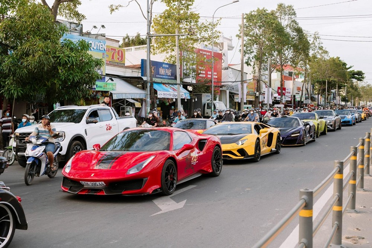 Giữa năm 2020, thông tin Hoàng Kim Khánh tậu Ferrari đã lộ diện, dù đơn vị nhập xe đã giữ bí mật nhưng giới chơi xe đã đồn đoán đó là 1 chiếc xe Ferrari 488 Pista Spider, phiên bản hiệu năng cao của 488 Spider. Tuy nhiên, phải đến cuối năm đó chiếc siêu xe Ferrari 488 Pista Spider mới được nhìn thấy lần đầu lăn bánh trên đường phố.