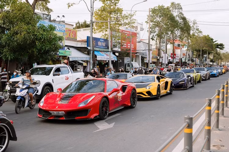 Giữa năm 2020, thông tin Hoàng Kim Khánh tậu Ferrari đã lộ diện, dù đơn vị nhập xe đã giữ bí mật nhưng giới chơi xe đã đồn đoán đó là 1 chiếc xe Ferrari 488 Pista Spider, phiên bản hiệu năng cao của 488 Spider. Tuy nhiên, phải đến cuối năm đó chiếc siêu xe Ferrari 488 Pista Spider mới được nhìn thấy lần đầu lăn bánh trên đường phố.