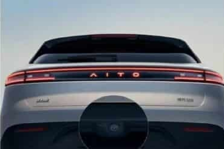 Hệ số cản trên AITO M5 của Huawei giảm từ 0,32Cd xuống 0,29Cd. Xe sử dụng bộ mâm 5 chấu kép 20 inch mới với kẹp phanh màu đỏ. Ngoài ra, camera lùi hiện có chức năng tự làm sạch, có thể tự động loại bỏ bùn, bụi và các tạp chất khác.