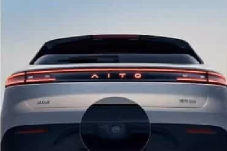 Hệ số cản trên AITO M5 của Huawei giảm từ 0,32Cd xuống 0,29Cd. Xe sử dụng bộ mâm 5 chấu kép 20 inch mới với kẹp phanh màu đỏ. Ngoài ra, camera lùi hiện có chức năng tự làm sạch, có thể tự động loại bỏ bùn, bụi và các tạp chất khác.