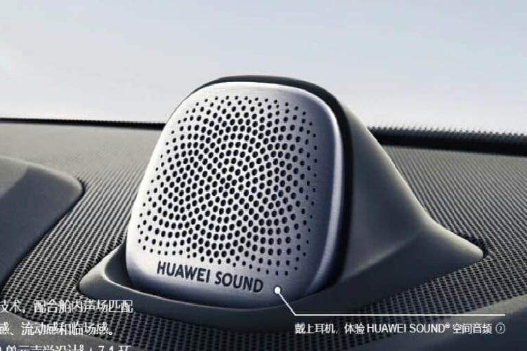 Hệ điều hành chắc chắn là Huawei Harmony OS 3.0.Bảng điều khiển trung tâm được nâng cấp với 2 hộc để cốc và 2 đế sạc không dây dành cho điện thoại. Hệ thống âm thanh đến từ Huawei Sound.