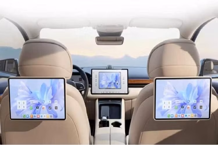 Bên trong nội thất, xe sử dụng một buồng lái đơn giản với bảng điều khiển và màn hình điều khiển trung tâm nổi, so sánh với Aito M5 hiện tại, màn hình đồng hồ có kích thước 10,25 inch và màn hình điều khiển trung tâm là 15,6 inch. 