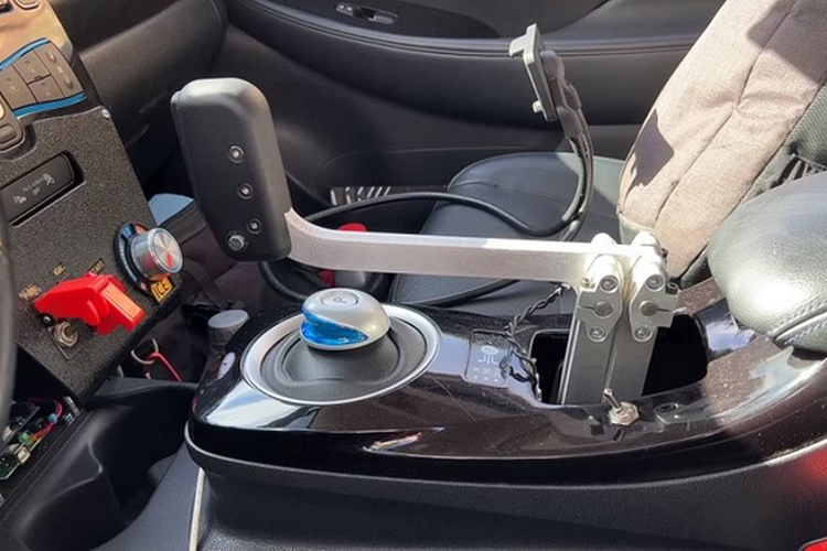 Nissan Leaf chay dien do dong co sieu moto Kawasaki Ninja ZX-10R-Hinh-2