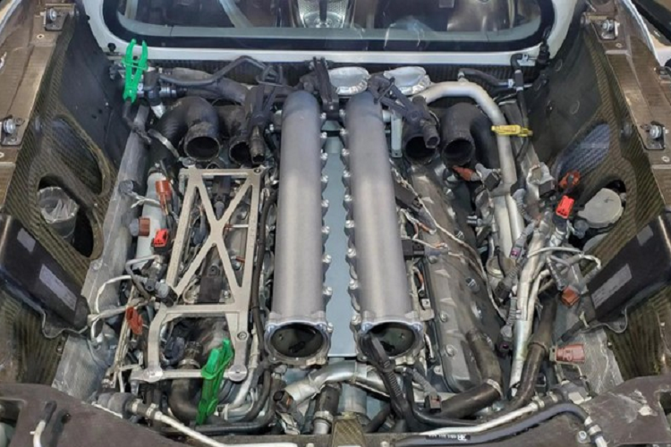 Chi tiết hơn, chủ nhân chiếc Bugatti Veyron trong bài viết này cho biết cuộn dây đánh lửa thay thế có giá 730 USD (khoảng 17,15 triệu đồng) và mất hơn 1 tháng để vận chuyển từ hãng. Bao bì của nó được đóng gói cẩn thận, tỉ mỉ và chất lượng tương tự như chiếc Bugatti Veyron. Trong khi đó, bugi được chia sẻ là có giá 170 USD (4 triệu đồng), gấp hơn 9 lần so với bugi thông thường (khoảng 18 USD).