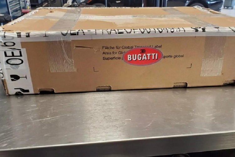 Giá linh kiện Bugatti Veyron thay thế rất cao nhưng tiền công thay thế còn đắt đỏ hơn do quá trình xử lý các vấn đề trên siêu xe Bugatti Veyron cực kỳ phức tạp. Được biết, một thợ máy bình thường sẽ phải mất từ 40 - 50 giờ để hoàn thành công việc.