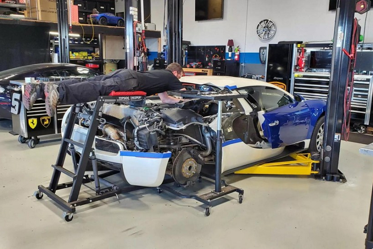 Nếu ở Mỹ, số tiền 20.000 USD thậm chí có thể mua được cả bất động sản. Thế nhưng, chi phí đắt đỏ ấy lại mang tới cho chúng ta một cái nhìn thú vị về động cơ W16 trên xe Bugatti Veyron. Câu chuyện về chiếc Bugatti Veyron sửa bugi và dây đánh lửa được chia sẻ trên diễn đàn Reddit bởi một người tham gia vào quá trình bảo dưỡng siêu xe này.