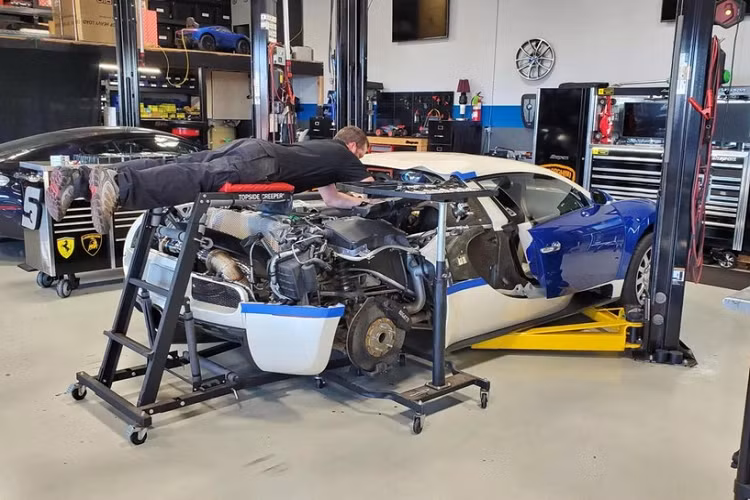 Nếu ở Mỹ, số tiền 20.000 USD thậm chí có thể mua được cả bất động sản. Thế nhưng, chi phí đắt đỏ ấy lại mang tới cho chúng ta một cái nhìn thú vị về động cơ W16 trên xe Bugatti Veyron. Câu chuyện về chiếc Bugatti Veyron sửa bugi và dây đánh lửa được chia sẻ trên diễn đàn Reddit bởi một người tham gia vào quá trình bảo dưỡng siêu xe này.