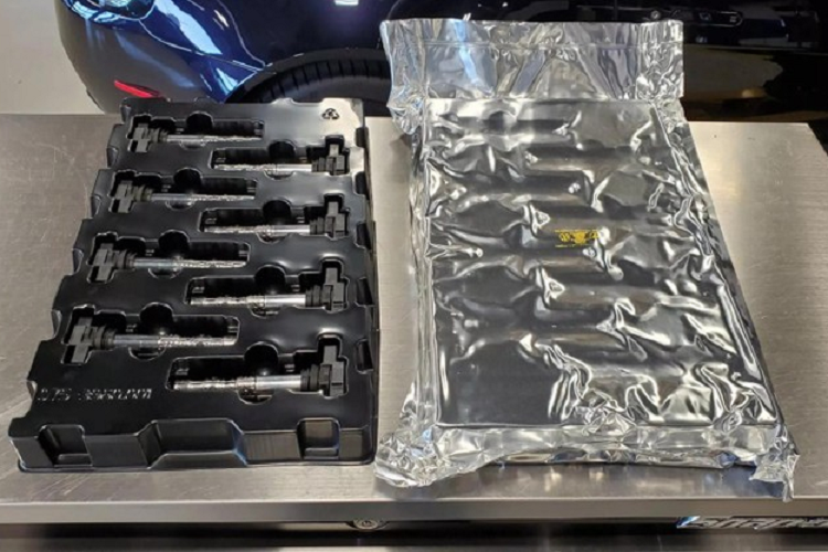 Với một thợ máy tay nghề cao, quá trình này kéo dài khoảng 35 giờ. Chủ xe có vẻ lo lắng về tổng hóa đơn nhưng lại vui mừng khi biết một thợ máy lành nghề có thể giảm thời gian hoàn thành chiếc siêu xe Bugatti Veyron.