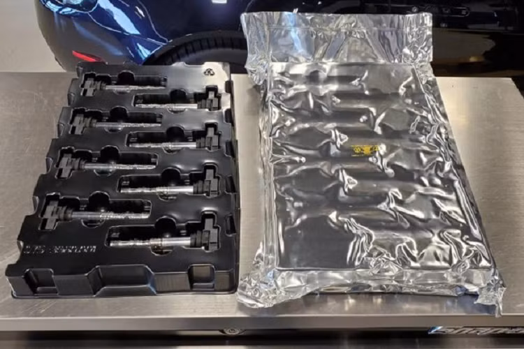 Với một thợ máy tay nghề cao, quá trình này kéo dài khoảng 35 giờ. Chủ xe có vẻ lo lắng về tổng hóa đơn nhưng lại vui mừng khi biết một thợ máy lành nghề có thể giảm thời gian hoàn thành chiếc siêu xe Bugatti Veyron.