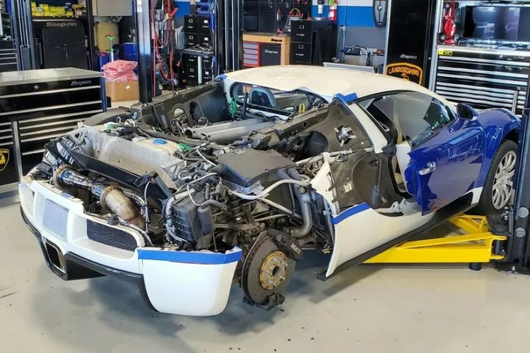 Chi phí vận hành và bảo dưỡng siêu xe không hề rẻ. Chỉ một thao tác sửa chữa, bảo trì đơn giản cũng có thể khiến chủ nhân của chiếc siêu xe tốn khoản tiền cực kỳ lớn. Chẳng hạn như việc thay thế bugi Bugatti Veyron và cuộn dây đánh lửa có mức phí 20.000 USD (tương đương 469 triệu đồng). Ở thị trường Việt Nam, với số tiền 450 triệu đồng, bạn có thể mua một chiếc Toyota Vios mới cứng.