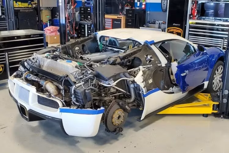 Chi phí vận hành và bảo dưỡng siêu xe không hề rẻ. Chỉ một thao tác sửa chữa, bảo trì đơn giản cũng có thể khiến chủ nhân của chiếc siêu xe tốn khoản tiền cực kỳ lớn. Chẳng hạn như việc thay thế bugi Bugatti Veyron và cuộn dây đánh lửa có mức phí 20.000 USD (tương đương 469 triệu đồng). Ở thị trường Việt Nam, với số tiền 450 triệu đồng, bạn có thể mua một chiếc Toyota Vios mới cứng.