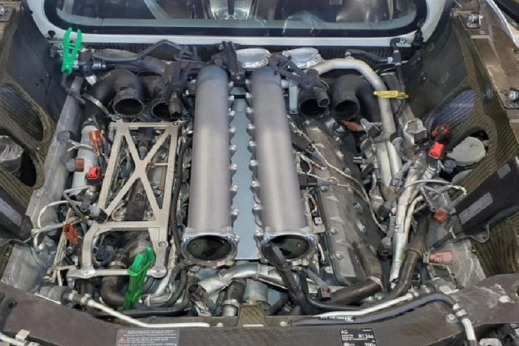 Theo đó, động cơ W16 của Bugatti Veyron gặp vấn đề đánh lửa ở xi-lanh số 13 và 16 khi di chuyển ở tốc độ 140 dặm/giờ (225 km/h). Có lẽ chủ nhân của chiếc Bugatti Veyron rất đam mê tốc độ nên mới phát hiện ra vấn đề cực kỳ khó này. 