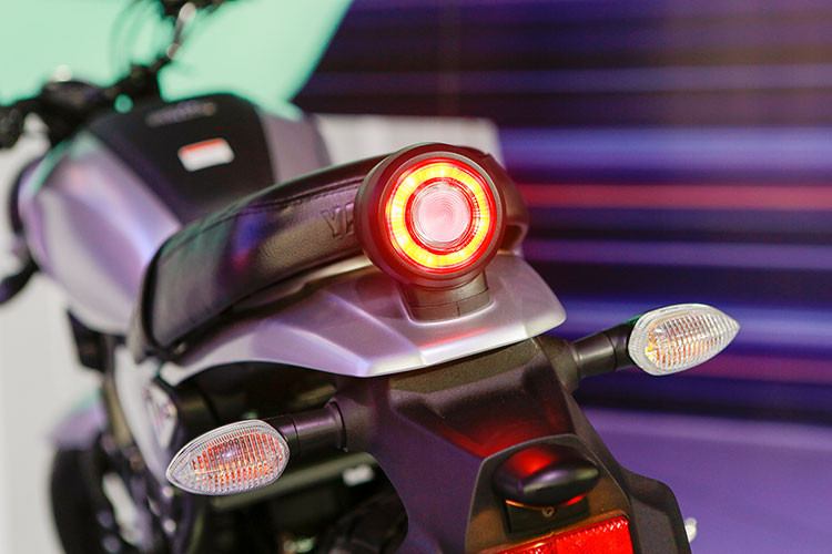 Theo nhà sản xuất xe máy Nhật Bản cho biết, Yamaha XS155R sẽ được trang bị bộ vành hợp kim đúc nguyên khối với đường kính 17 inch, đi kèm lốp không săm có kích thước 110/70-17 M/C 54S phía trước và 140/70-17 M/C 66S đằng sau.