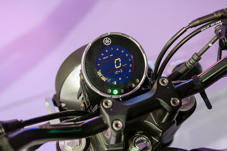 Điểm nhấn về trang bị của Yamaha XS155R nằm ở cụm đèn pha LED với tạo hình bo tròn đậm chất cổ điển và tích hợp đèn định vị. Tương tự đèn pha, bảng đồng hồ của xe cũng có thiết kế bo tròn nhưng lại dùng màn hình LCD hiện đại thay vì dạng analog cổ điển.