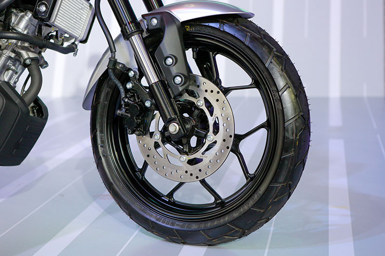 Bộ lốp gai của xe chẳng những mang đến thiết kế hầm hố hơn mà còn cho khả năng bám đường tốt. Đi kèm với bánh trước và sau là phanh đĩa đơn thủy lực. Trong khi đó, hệ thống treo của xe bao gồm phuộc ống lồng phía trước và cánh tay đòn đằng sau.