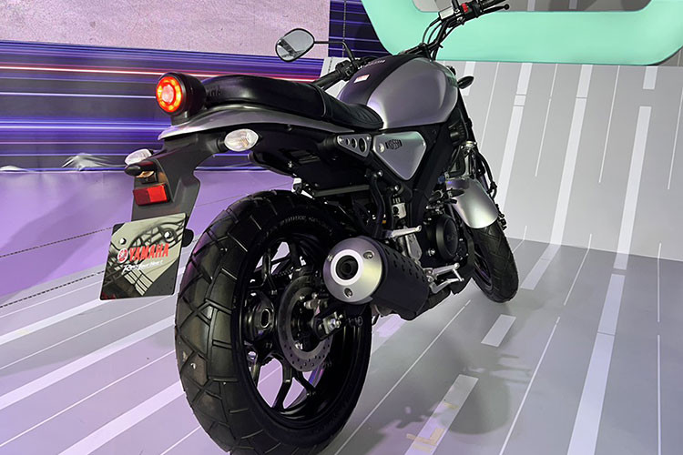 Động cơ đi với hộp số 6 cấp, bộ ly hợp A&amp;S và bình xăng 10 lít. Tại thị trường Việt Nam, Yamaha XS155R chỉ có 2 tùy chọn màu sắc là đen và bạc.