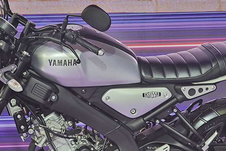 Yamaha XS155R 2023 sở hữu khung sườn delta box đặc trưng, bình xăng dung tích 10 lít, trọng lượng xe 134 kg. Với yên cao 810 mm và trọng lượng chỉ 134 kg, mẫu mô tô này sẽ phù hợp với vóc dáng của nhiều người dùng tại Việt Nam.