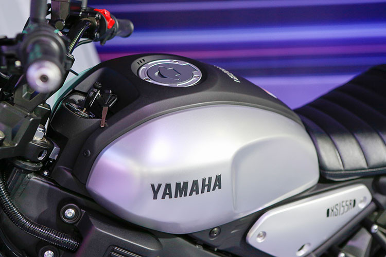Bảng đồng hồ này sẽ cung cấp những thông tin như vận tốc, quãng đường đi, lượng xăng còn trong bình,... cho người điều khiển. Ngoài ra, Yamaha XS155R còn có cụm tay lái với thiết kế đơn giản và bố trí cao hơn nhằm mang đến tư thế lái thoải mái cho người lái.
