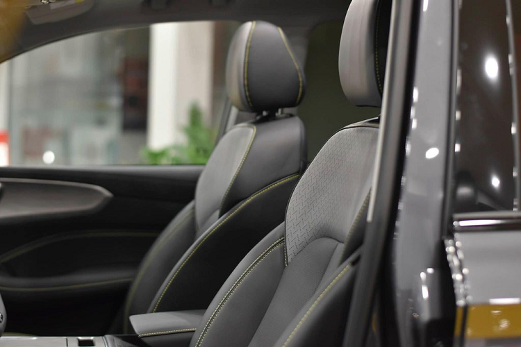 Màn hình cảm ứng trung tâm 14,1 inch của xe được đặt nằm dọc, nối liền với cụm điều khiển trung tâm. Ngoài ra, xe còn có chìa khóa thông minh, khởi động nút bấm, phanh tay điện tử, tự động giữ phanh tạm thời, điều hòa tự động, cửa gió/bệ tì tay trung tâm dành cho hàng ghế sau và cửa sổ trời toàn cảnh Panorama.