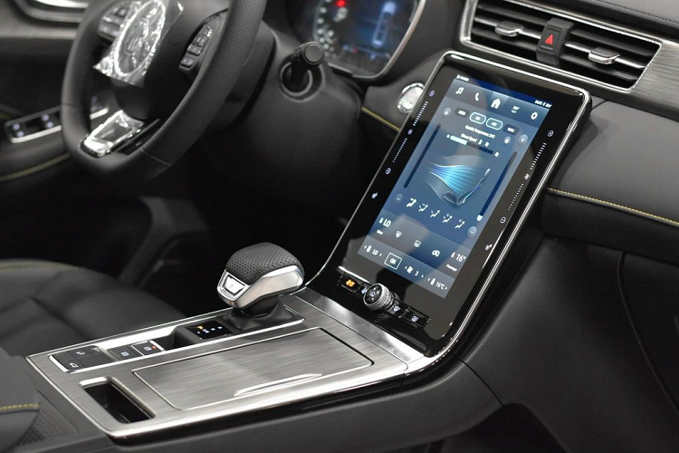 Bên trong MG RX5 là không gian nội thất 2 hàng ghế với 5 chỗ ngồi. Hình ảnh chụp tại đại lý cho thấy mẫu SUV cỡ C này sở hữu ghế bọc da phối 2 màu trong khi mặt táp-lô ốp giả gỗ. Trước mặt người lái là vô lăng vát đáy thể thao, tích hợp phím chức năng và bảng đồng hồ kỹ thuật số 12,3 inch.