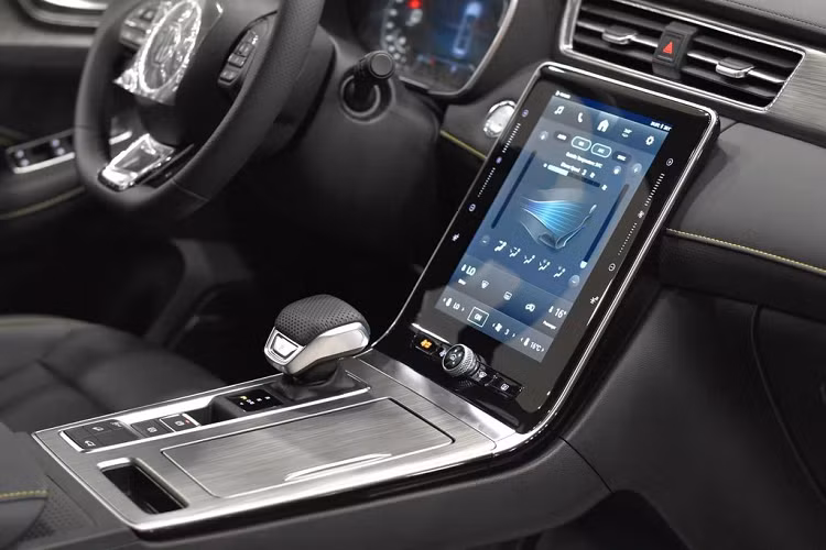 Bên trong MG RX5 là không gian nội thất 2 hàng ghế với 5 chỗ ngồi. Hình ảnh chụp tại đại lý cho thấy mẫu SUV cỡ C này sở hữu ghế bọc da phối 2 màu trong khi mặt táp-lô ốp giả gỗ. Trước mặt người lái là vô lăng vát đáy thể thao, tích hợp phím chức năng và bảng đồng hồ kỹ thuật số 12,3 inch.