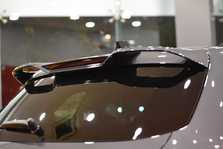 Cụm đèn pha được bao quanh bởi dải LED định vị ban ngày hình chữ C cách điệu. Trong khi đó, ở phía dưới là hai khe gió cỡ lớn đặt dọc. Đặc biệt, MG RX5 bản cao cấp còn có nhiều đồ chơi ốp carbon, cản trước có cánh lướt gió.