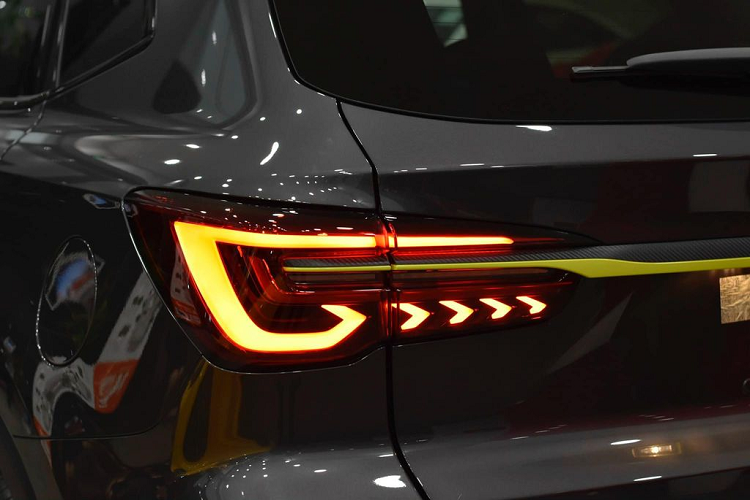 Tương tự những mẫu xe mang thương hiệu MG khác, RX5 sở hữu thiết kế trẻ trung, hiện đại. Khu vực đầu xe gây ấn tượng với mặt ca lăng cỡ lớn hình đồng hồ cát, gợi liên tưởng đến Lexus.