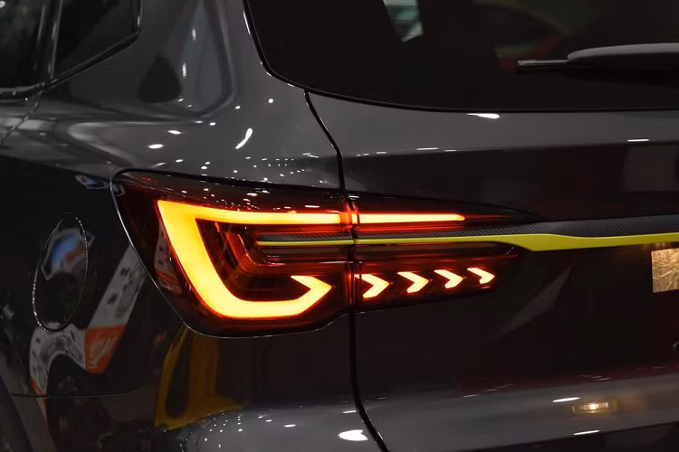 Tương tự những mẫu xe mang thương hiệu MG khác, RX5 sở hữu thiết kế trẻ trung, hiện đại. Khu vực đầu xe gây ấn tượng với mặt ca lăng cỡ lớn hình đồng hồ cát, gợi liên tưởng đến Lexus.