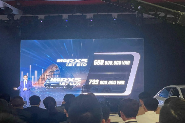 Đáng chú ý, để kỷ niệm lần đầu tiên mẫu xe RX5 được ra mắt thị trường Việt Nam, MG còn tung ưu đãi khủng cho khách hàng. Cụ thể, nhà sản xuất mạnh tay giảm 30 triệu đồng tiền mặt cho MG RX5 bản cao cấp giảm giá xuống còn 799 triệu đồng. Trong khi đó bản tiêu chuẩn giảm tới 40 triệu đồng tiền mặt, giá xe MG RX5 lúc này chỉ còn 699 triệu đồng.