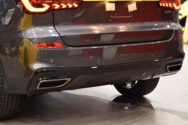 MG RX5 2023 giá rẻ có các thông số dài x rộng x cao lần lượt là 4.571 x 1.855 x 1.719 mm. Như vậy, xe có kích thước ngang ngửa với những mẫu CUV/SUV cỡ C đang bán ở Việt Nam như Mazda CX-5 hay Peugeot 3008.