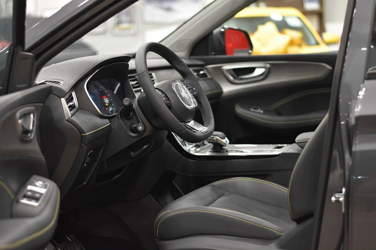 Cụm đèn hậu MG RX5 có thiết kế tương tự đèn pha, tạo nên nét liền mạch cho tổng thể ngoại thất. Ở phía trên, xe có cánh gió nóc dạng tai mèo (chỉ được trang bị trên bản cao cấp), nhằm tăng tính ổn định cho xe khi chạy ở tốc độ cao, đồng thời khiến cho chiếc CUV mang dáng vẻ thể thao hơn.