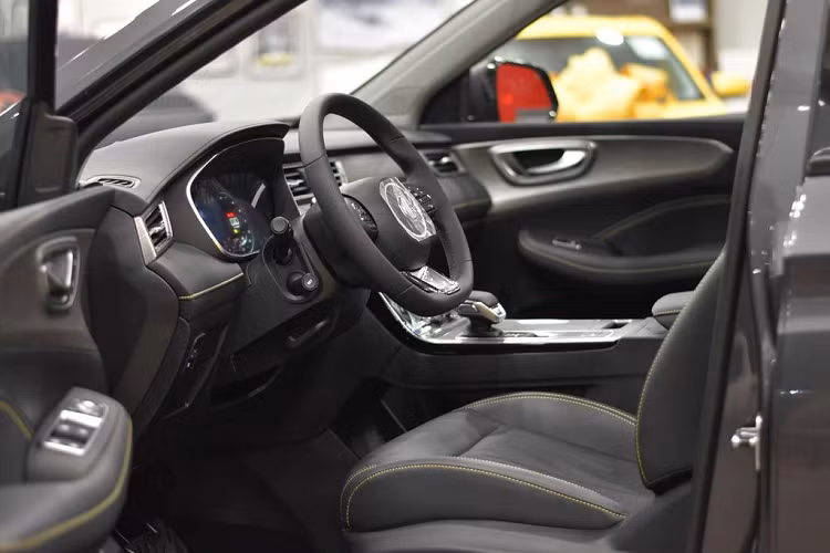 Cụm đèn hậu MG RX5 có thiết kế tương tự đèn pha, tạo nên nét liền mạch cho tổng thể ngoại thất. Ở phía trên, xe có cánh gió nóc dạng tai mèo (chỉ được trang bị trên bản cao cấp), nhằm tăng tính ổn định cho xe khi chạy ở tốc độ cao, đồng thời khiến cho chiếc CUV mang dáng vẻ thể thao hơn.