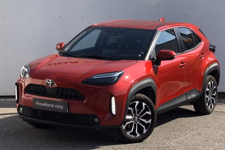 Tại Việt Nam, Toyota Yaris Cross vừa ra mắt hồi tháng 9/2023. Trong tháng 11 vừa qua, mẫu xe này đạt doanh số 1.092 chiếc, đứng thứ hai toàn phân khúc, xếp sau Hyundai Creta với 1.218 xe.