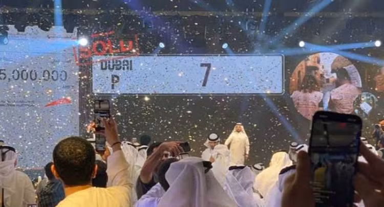 Bien so oto co dung 1 con so 7 duoc dau gia toi 351 ty dong