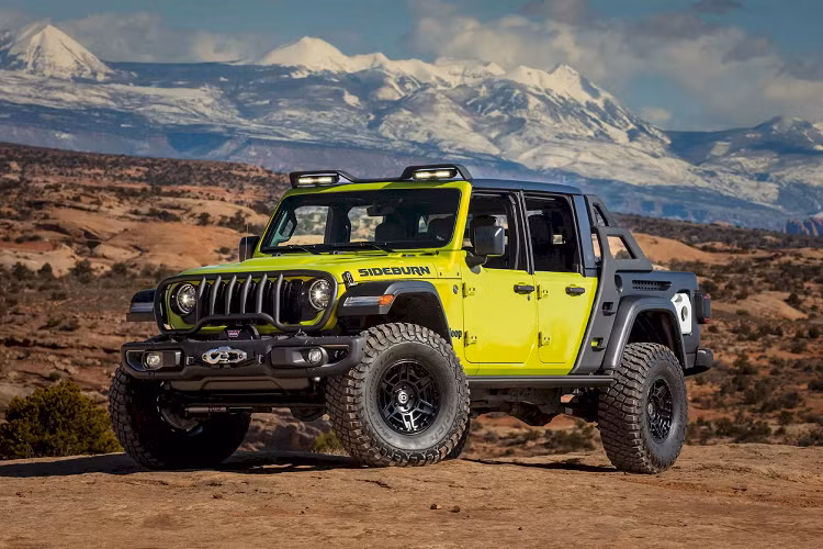 Sau thùng là thanh thể thao làm từ sợi carbon với kiểu dáng đặc sắc, có khe gắn thêm những bình RotoPaX chứa xăng dự phòng, hệ thống gắn đồ Molle tích hợp và khung gắn lốp dự phòng. Ngoài ra còn có thanh nâng dây cáp hạng nặng ở trước kính chắn gió, giúp ngăn ngừa hư hỏng có thể xảy ra đối với phần đầu xe nếu bị cành cây quẹt vào khi đi rừng.