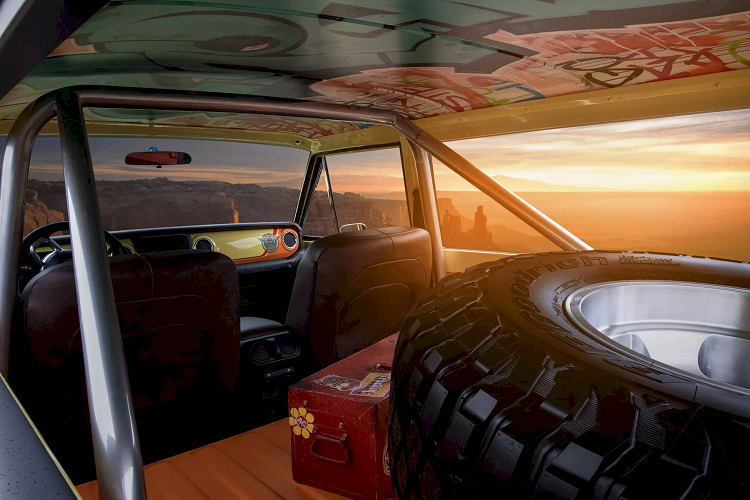 Bên cạnh việc đó, chiếc xe off-road hai cửa từ thập niên 70 của thế kỷ trước đã được nâng cấp với cản trước và sau đậm chất xe địa hình hiện đại, lưới tản nhiệt mạ chrome, đèn pha LED và bộ mâm 17 inch bọc trong lốp 37 inch. Tuy nhiên màu sơn vẫn mang nét cổ điển.