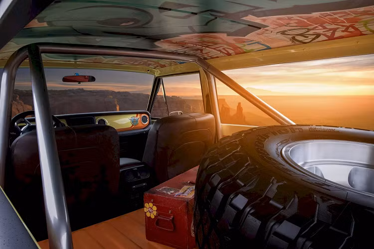 Bên cạnh việc đó, chiếc xe off-road hai cửa từ thập niên 70 của thế kỷ trước đã được nâng cấp với cản trước và sau đậm chất xe địa hình hiện đại, lưới tản nhiệt mạ chrome, đèn pha LED và bộ mâm 17 inch bọc trong lốp 37 inch. Tuy nhiên màu sơn vẫn mang nét cổ điển.