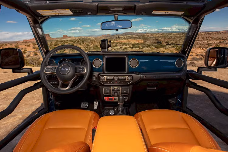 ệ thống Molle để gắn thêm đồ thêm và ngăn đựng lốp dự phòng riêng phía sau đuôi. Bộ mâm KMC Impact OL Vintage Bronze 17 inch được bọc trong lốp BFGoodrich 37 inch kết hợp với giảm xóc hiệu năng cao Bilstein có thể điều chỉnh độ cao tối đa 5 cm.