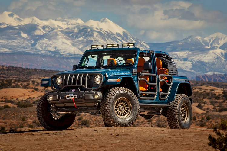  6. JPP Wrangler Rubicon 4×e Departure Một mẫu concept khác cũng dựa trên Wrangler, chiếc “Departure” màu xanh sẫm Dark Harbor Blue này có kiểu thân xe 5 cửa với cabin lộ thiên thoáng đãng và một loạt phụ kiện JPP do Mopar cung cấp, tạo nên phong cách off-road đậm nét.