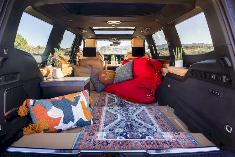 Trên nóc xe là lều RedTail Overland Skyloft làm từ sợi carbon, tích hợp các tấm pin mặt trời, hệ thống thông gió và có 2 cửa sổ khi dựng lên, tạo thành không gian đủ cho 2 người lớn nằm ngủ.