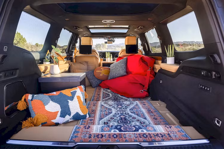 Trên nóc xe là lều RedTail Overland Skyloft làm từ sợi carbon, tích hợp các tấm pin mặt trời, hệ thống thông gió và có 2 cửa sổ khi dựng lên, tạo thành không gian đủ cho 2 người lớn nằm ngủ.