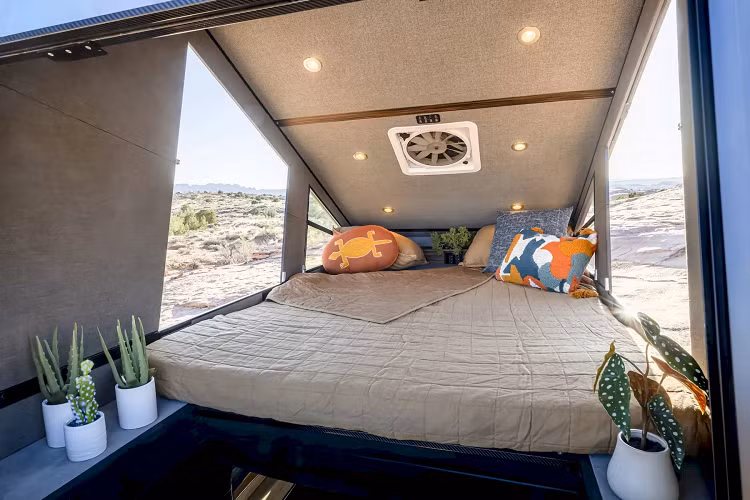 Ngoại thất nổi bật với màu sơn xanh lá Industrial Green với các điểm nhấn màu đỏ và kim loại Gunmetal, tời Warn, đèn laser gắn trên cản, bộ mâm hợp kim 18 inch trong lốp 35 inch, chắn bùn mở rộng và khoảng sáng gầm xe được nâng cao.