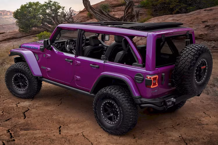 Mẫu concept này được trang bị lưới tản nhiệt bảy khe gió mới từ bản đặc biệt 20th Anniversary, tời Warn Zeon và một số bộ phận độ thêm do American Expedition Vehicles (AEV) cung cấp như mâm Borah 17 inch bọc trong lốp 37 inch, cản trước và sau phong cách off-road. Xe cũng trang bị hệ thống treo khí nén AccuAir.