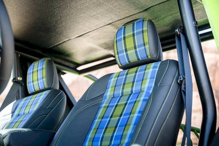 Ngoài ra cản trước và chắn bùn phía trước cũng khác nhiều so với Wrangler nguyên bản, do trang bị lốp địa hình 40 inch khổng lồ. Hệ thống treo khí nén AccuAir cho phép điều chỉnh khoảng sáng gầm trong khoảng từ 3,8 đến 14 cm tùy ý muốn.