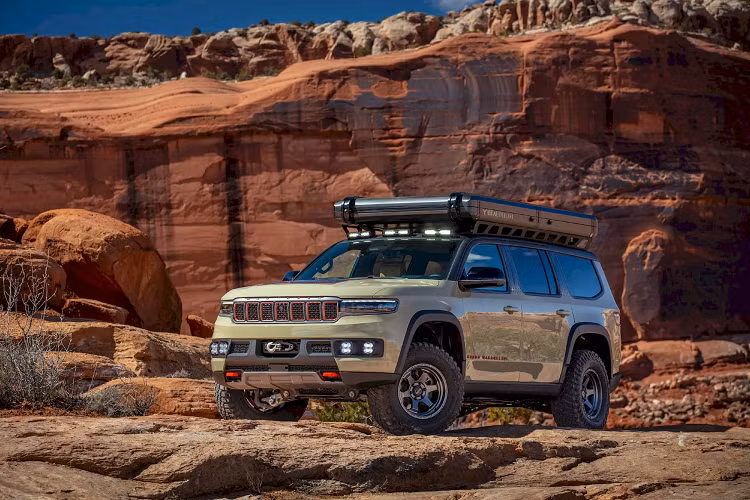  4. Jeep Grand Wagoneer Overland Phiên bản Overland của Jeep Grand Wagoneer 2023 hiện thực hóa ý tưởng về một chiếc SUV cỡ đại với trang bị chuyên dụng dành cho những người thích cắm trại và phiêu lưu mạo hiểm.