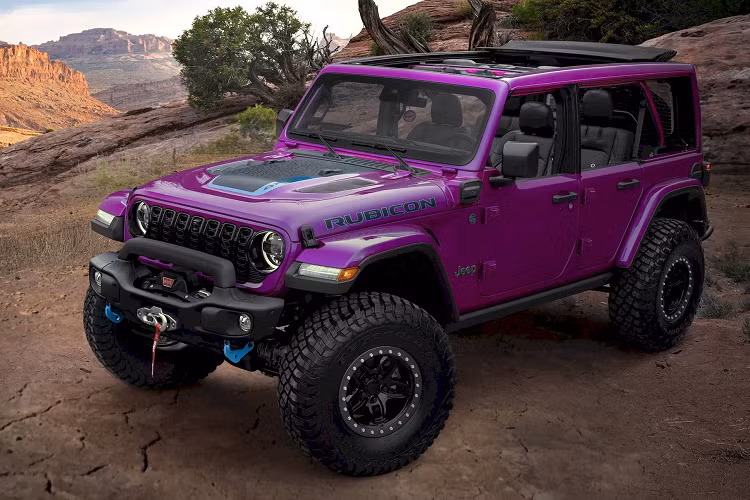 Bên trong, ghế bọc da có in họa tiết trên da động vật săn mồi tương tự như nhãn dán trên nắp ca-pô, bảng điều khiển được bọc da và có thể tìm thấy những mảng màu hồng sẫm khắp cabin. Đúng như tên gọi, mẫu concept này được trang bị hệ truyền động hybrid cắm điện 4×e giống như xe nguyên bản.