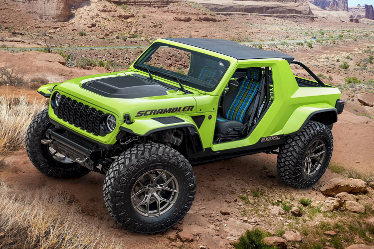  2. Jeep Scrambler 392 Đây vốn là một chiếc Jeep Wrangler Rubicon 392 với 4 cửa nhưng được sửa đổi lại theo phong cách Scrambler CJ-8 - mẫu xe bán tải mui mở từng ra đời năm 1981.