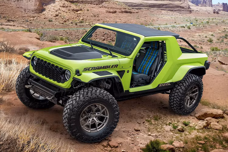  2. Jeep Scrambler 392 Đây vốn là một chiếc Jeep Wrangler Rubicon 392 với 4 cửa nhưng được sửa đổi lại theo phong cách Scrambler CJ-8 - mẫu xe bán tải mui mở từng ra đời năm 1981.