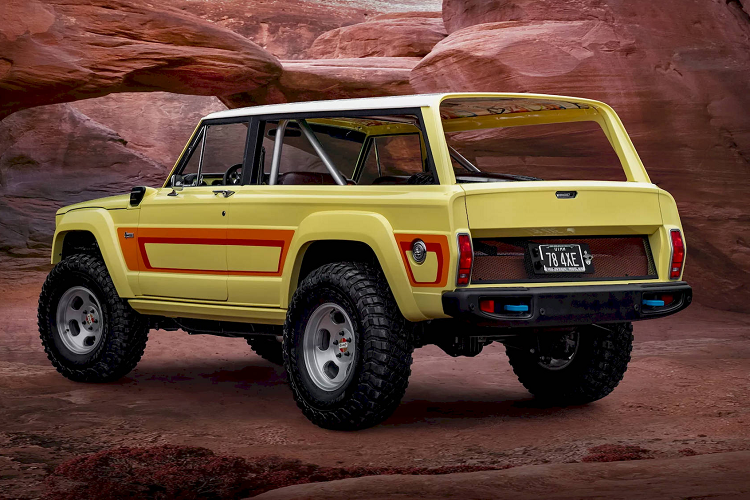 Xe vận hành bằng động cơ 4 xi-lanh 2.0L tăng áp kết hợp cùng 2 mô-tơ điện, bộ pin và hộp số tự động 8 cấp nên đạt được mức hiệu năng phù hợp với tiêu chuẩn năm 2023.